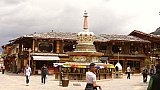 Chorten-Platz in der Altstadt von Dukezong in Shangri-La - S&uuml;d-Ost-Tibet: Sehensw&uuml;rdigkeiten