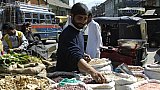 Mobiler Verkaufsstand auf dem Stra&szlig;en-Bazar in der Altstadt von Drinagar 2007 - Jammu & Kashmir: Land und Leute
