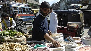Mobiler Verkaufsstand auf dem Stra&szlig;en-Bazar in der Altstadt von Drinagar 2007 - Jammu & Kashmir: Land und Leute