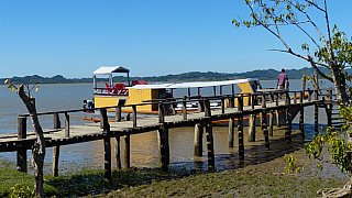 Unser Charterboot am Anlegesteg  - West-Myanmar: Land und Leute