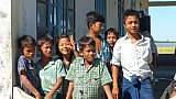 Neugierige Sch&uuml;ler im Fischerdorf Theigone - West-Myanmar: Land und Leute