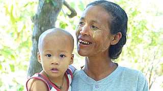 Freundliche Burmesin mit ihrem Sohn - West-Myanmar: Land und Leute