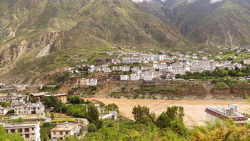 Blick auf Benziilan am Mekong - S&uuml;d-Ost-Tibet: Landschaft