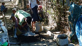 Bauarbeiten im Fischerdorf Theigone - West-Myanmar: Land und Leute