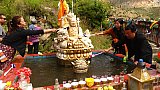 Buddha unter einem Wasserstrahl - S&uuml;d-Ost-Tibet: Land und Leute