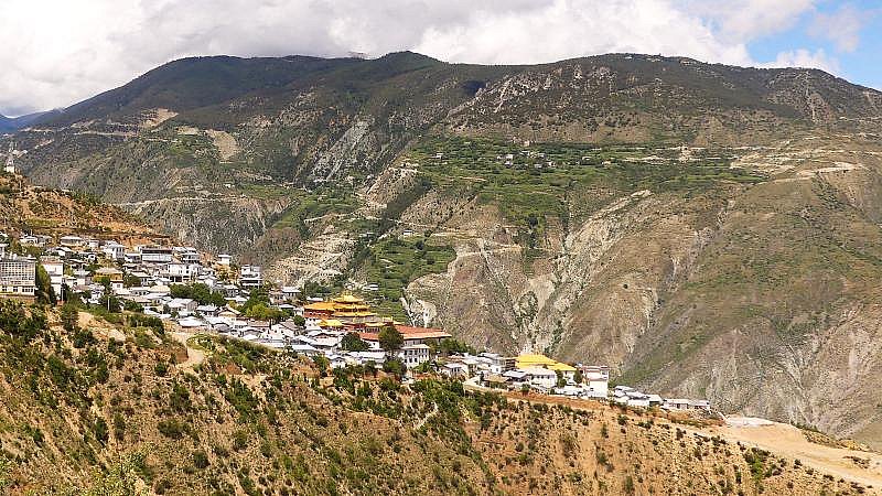 Blick auf das Dhandrumping Kloster - S&uuml;d-Ost-Tibet: Sehensw&uuml;rdigkeiten