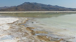 Salziges Ufer des Urumiye See - Nord-Iran: Landschaft