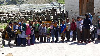 Auf dem Schulhof in Dorf Sartal - Jammu & Kashmir: Land und Leute