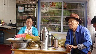 Im Restaurant bei Benzilan - S&uuml;d-Ost-Tibet: Essen & Schlafen