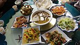 K&ouml;stliche Mahlzeit im Restaurant bei Benzilan - S&uuml;d-Ost-Tibet: Essen & Schlafen
