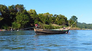 M&uuml;hsames Sammeln von Flusssteinen im Lay Myo Fluss - West-Myanmar: Land und Leute