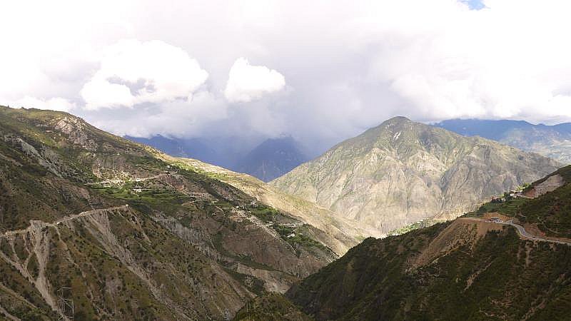 Ausblick &uuml;ber das Mekong-Tal in der Ferne - S&uuml;d-Ost-Tibet: Landschaft