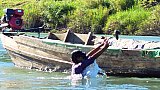 Beladen des Langbootes mit Flusssteinen - West-Myanmar: Land und Leute