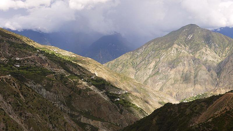 Wolken &uuml;ber dem Mekong-Tal bei Benzilan - S&uuml;d-Ost-Tibet: Landschaft
