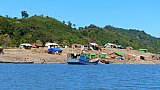 Einfache Unterk&uuml;nfte am Lay Myo Fluss im Chin-Staat von Myanmar - West-Myanmar: Land und Leute