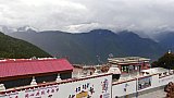 Blick von Feilei Si &uuml;ber die hinter Wolken versteckten Berge - S&uuml;d-Ost-Tibet: Landschaft