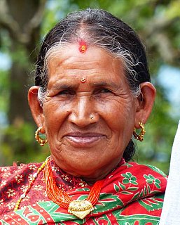 2015 - &auml;ltere Nepalesin aus Maina Pokhari - Ost-Nepal: Land und Leute