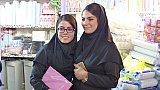 Zwei junge Iranerinnen im Bazar in Marageh - Nord-Iran: Land und Leute