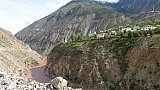 Der Mekong und das Dorf bei Feilei Si - S&uuml;d-Ost-Tibet: Landschaft