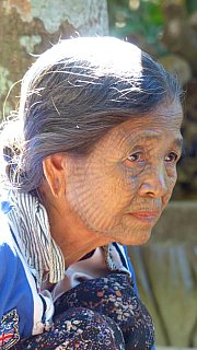 Gesichtst&auml;towierung. - West-Myanmar: Land und Leute