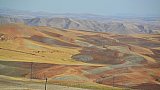 Leuchtende Farben &uuml;ber Feldern und H&uuml;geln im Nordiran - Nord-Iran: Landschaft