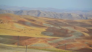 Leuchtende Farben &uuml;ber Feldern und H&uuml;geln im Nordiran - Nord-Iran: Landschaft