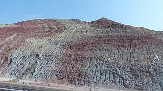 Farbenpr&auml;chtige H&uuml;gel im Nordiran - Nord-Iran: Landschaft