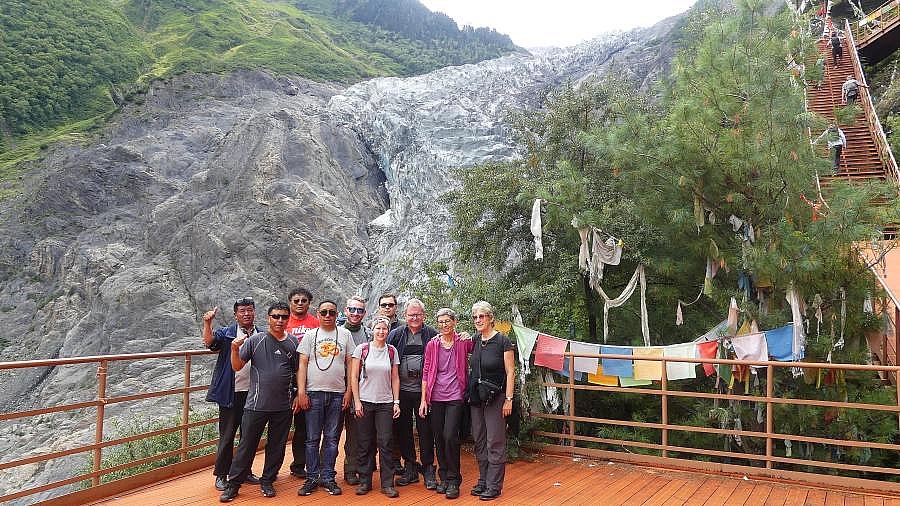 Gruppenfoto vor dem Mingyong Gletscher - Tibet Blog