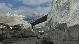 Passage durch haushohe Schneefelder kurz hiniter dem Zoji La Pass - Jammu & Kashmir: Landschaft