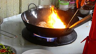Wok im Restaurant im Mingyong Village - S&uuml;d-Ost-Tibet: Essen & Schlafen