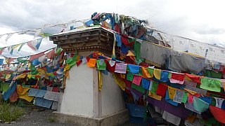 Chorten am Aussichtspunkt zum Kawa Karpo, dem heiligen Berg der Tibeter - S&uuml;d-Ost-Tibet: Landschaft