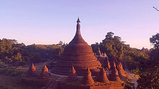Tempel in der tief stehenden Abendsonne - West-Myanmar: Landschaft