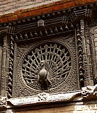 Pfauenfenster in Bhaktapur - Kathmandu-Tal: Sehensw&uuml;rdigkeiten