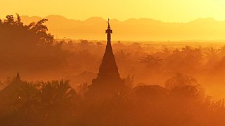 Sonnuntergang &uuml;ber den Tempeln von Mrauk U - West-Myanmar: Landschaft