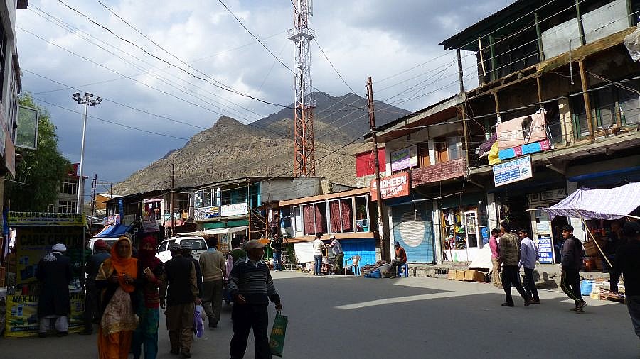 Durchgangs- und Bazarstra&szlig;e in Kargil - Jammu & Kashmir: Landschaft