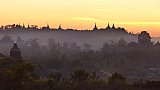 Sonnenuntergang &uuml;ber den Tempeln von Mrauk U - West-Myanmar: Landschaft