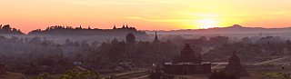 Sonnenuntergang &uuml;ber den Tempeln von Mrauk U - West-Myanmar: Landschaft