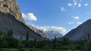 Die tiefstehende Sonne beleuchtet die schneebedeckten Berge im Hintergrund - Zanskar: Landschaft