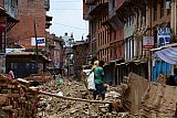 2015 - Erdbebentr&uuml;mmer beseitigen in Bhaktapur - NEP-Erdbeben