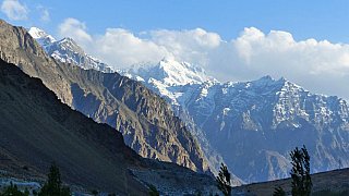 Die tief stehende Sonne taucht die Berge in ein wunderbares Licht - Zanskar: Landschaft