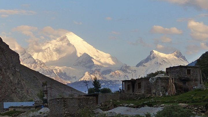 Panikhar vor der Bergkulisse von Nun und Kun - Zanskar: Landschaft