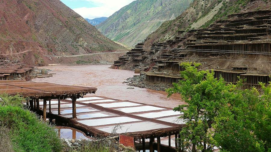 Holzgestelle f&uuml;r die Salzproduktion - S&uuml;d-Ost-Tibet: Landschaft
