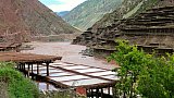 Holzgestelle f&uuml;r die Salzproduktion - S&uuml;d-Ost-Tibet: Landschaft