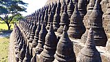 108 Stupas umgeben den Kho Thaung Tempel in Mraukk U - West-Myanmar: Sehensw&uuml;rdigkeiten