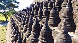 108 Stupas umgeben den Kho Thaung Tempel in Mraukk U - West-Myanmar: Sehensw&uuml;rdigkeiten