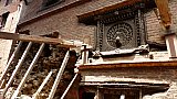 2015 - unzerst&ouml;rtes Pfauenfenster iin Bhaktapur - NEP-Erdbeben