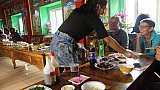 Nachf&uuml;llservice im Nudelsuppen-Restaurant in Yanjing - S&uuml;d-Ost-Tibet: Essen & Schlafen