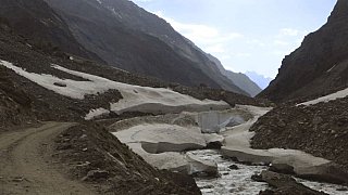 Reste von Schnee und Eis auf dem Weg in Richtung Zanskar-Tal - Zanskar: Landschaft