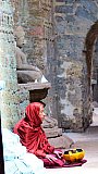 And&auml;chtig betender M&ouml;nch vor eine der vielen Buddha-Statuen - West-Myanmar: Sehensw&uuml;rdigkeiten
