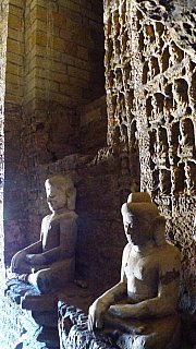 Buddha-Statuen im Kho Thaung Tempel - West-Myanmar: Sehensw&uuml;rdigkeiten